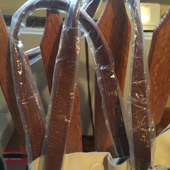 NWT Linea Pelle Cream Leather Tote W Stud Detail & Crossbody - Picture 7 of 15